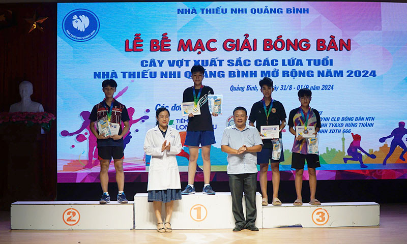 Trao giải cho vận động viên lứa tuổi 14-15 nam.