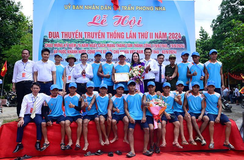 Ban Tổ chức trao thưởng cho đội đoạt giải nhất.