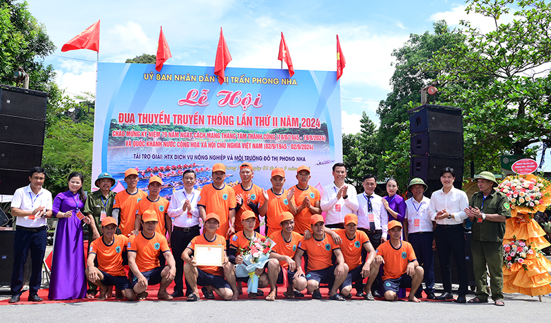 Ban Tổ chức trao thưởng cho đội đoạt giải nhì.