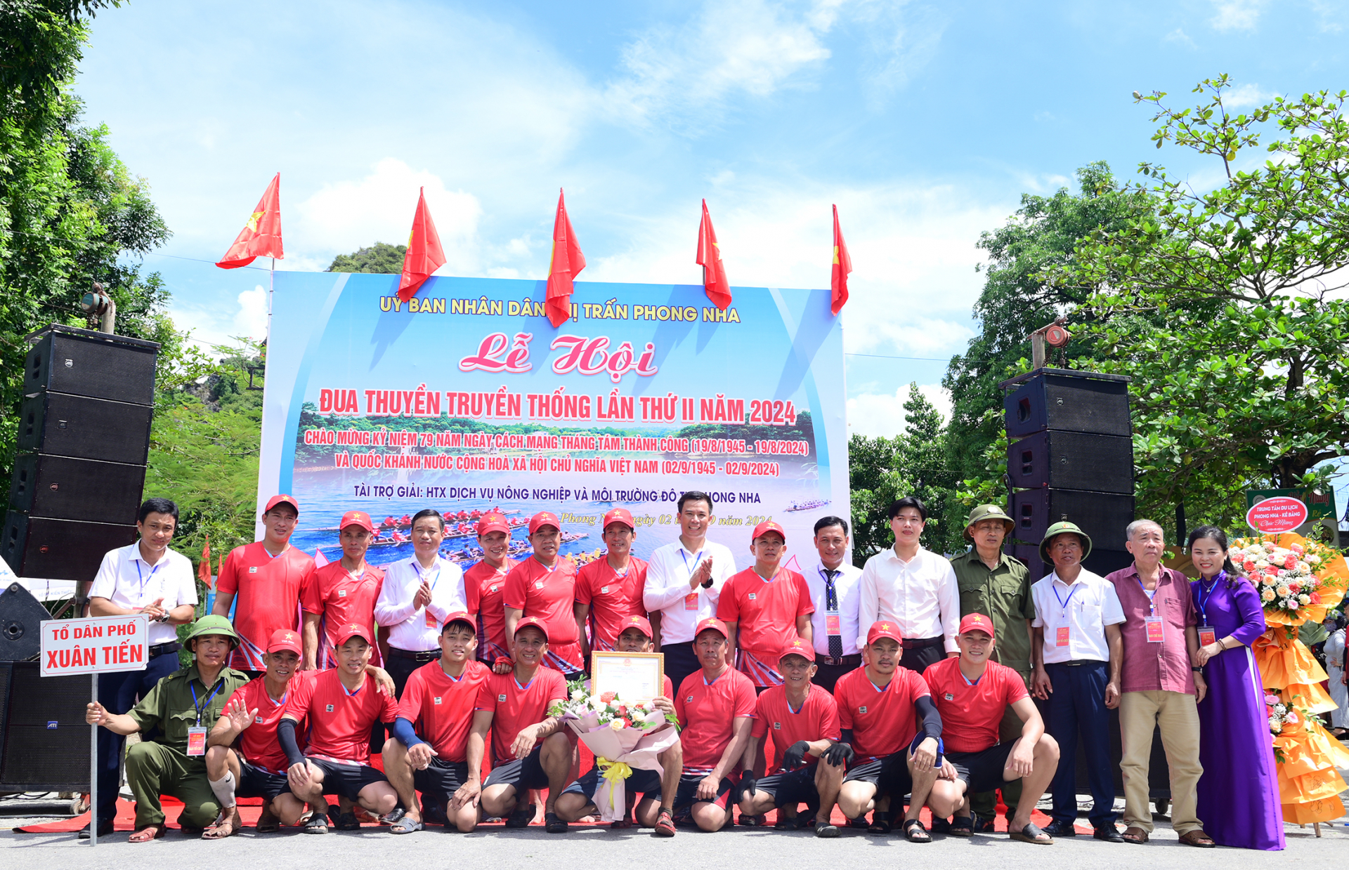 Ban Tổ chức trao thưởng cho đội đoạt giải ba.