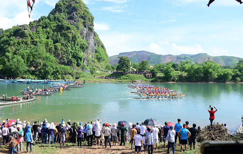 Các thuyền đua xuất phát.