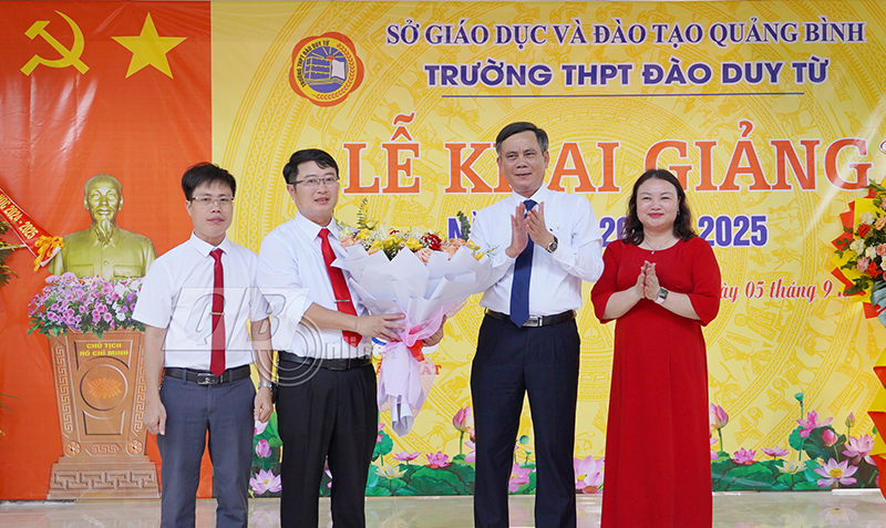 Đồng chí Chủ tịch UBND tỉnh Trần Thắng tặng hoa chúc mừng thầy, trò Trường THPT Đào Duy Từ.