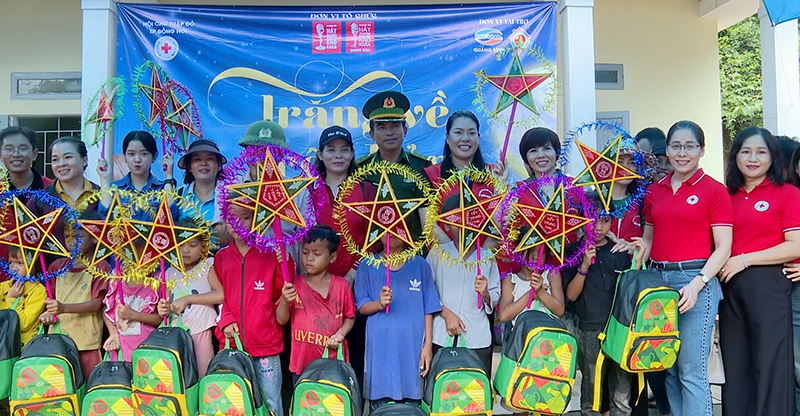 Chương trình “Trăng về trên bản” tại bản Chăm Pu, bản 51 (xã Thượng Trạch, Bố Trạch).