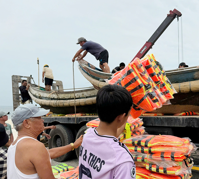Ngư dân huyện Lệ Thủy huy động phương tiện và áo phao ra các tỉnh phía Bắc thực hiện công tác cứu hộ, cứu nạn. 