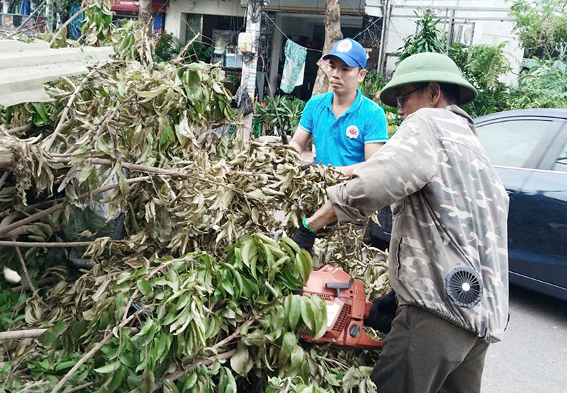 Nhóm thiện nguyện Lệ Thủy giúp bà con khắc phục hậu quả cơn bão số 3 tại TP. Hải Phòng.
