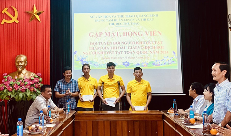 Đại diện lãnh đạo Sở Văn hoá-Thể thao động viên các vận động viên trước lúc tham gia giải.