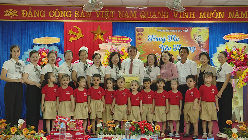 Đồng chí Chủ tịch UBND TP. Đồng Hới Hoàng Ngọc Đan và đoàn công tác chung vui với các cháu Trường mầm non Đức Ninh.
