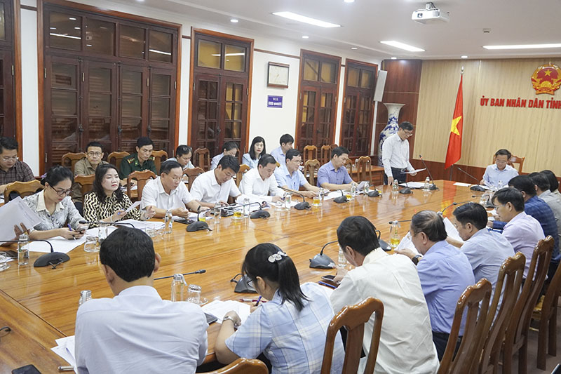 Đại diện Sở GD-ĐT đóng góp ý kiến tại cuộc họp