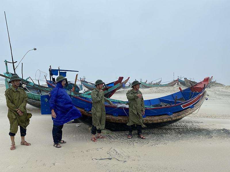 Đồng chí Phó Bí thư Thường trực Tỉnh ủy Trần Hải Châu nắm tình hình mưa bão tại bến cá thuộc xã Hải Ninh.