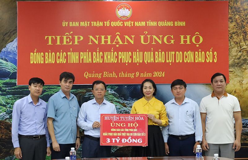 Đại diện lãnh đạo Ủy ban MTTQVN tỉnh tiếp nhận ủng hộ từ cán bộ, nhân dân huyện Tuyên Hóa.