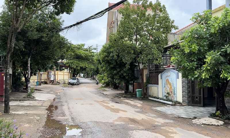 Tại tuyến đường Trần Trùng Quang, phường Bắc Lý, TP. Đồng Hới rãnh nước kéo dài như thế này đã tồn tại cả năm nay, người dân rất bức xúc trước tình trạng này.