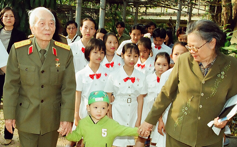 Đại tướng và phu nhân cùng các cháu lớp học tình thương của NSND Tường Vi tại nhà riêng 30 Hoàng Diệu, Hà Nội