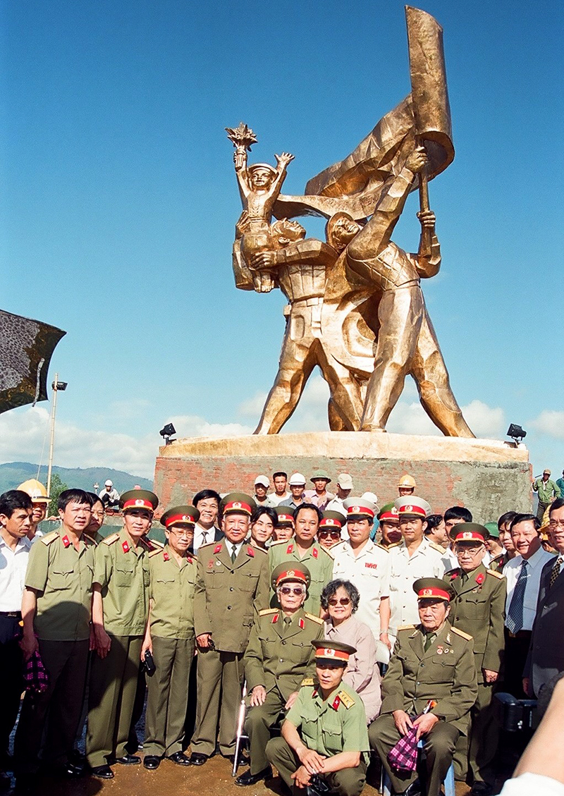 Thăm Tượng đài Chiến thắng Điện Biên Phủ năm 2004