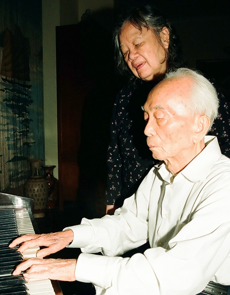 Giây phút đời thường của Đại tướng với phu nhân bên cây đàn piano 
