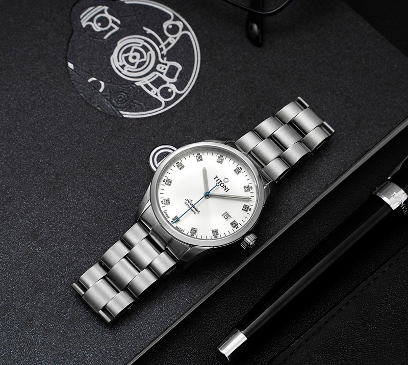 Tính năng Day-Date mang tính biểu tượng của hãng Rolex đã có mặt trên chiếc Titoni Airmaster.