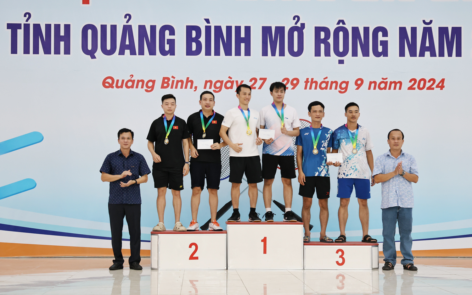 Ban tổ chức trao huy chương và phần thưởng cho các VĐV xuất sắc. 