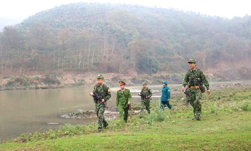 Lực lượng Công an phối hợp với các đơn vị chức năng tuần tra ở các tuyến biên giới, đấu tranh phòng, chống tội phạm mua bán người. (Ảnh: cand.com)  