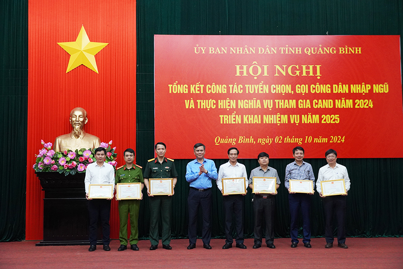 Đồng chí Chủ tịch UBND tỉnh Trần Thắng tặng bằng khen cho các tập thể có thành tích xuất sắc trong công tác tuyển chọn, gọi công dân nhập ngũ và thực hiện nghĩa vụ tham gia CAND năm 2024.