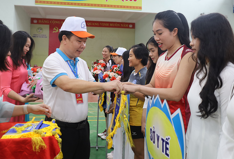 Đại diện Ban Tổ chức trao cờ cho các đội bóng tham gia giải đấu.