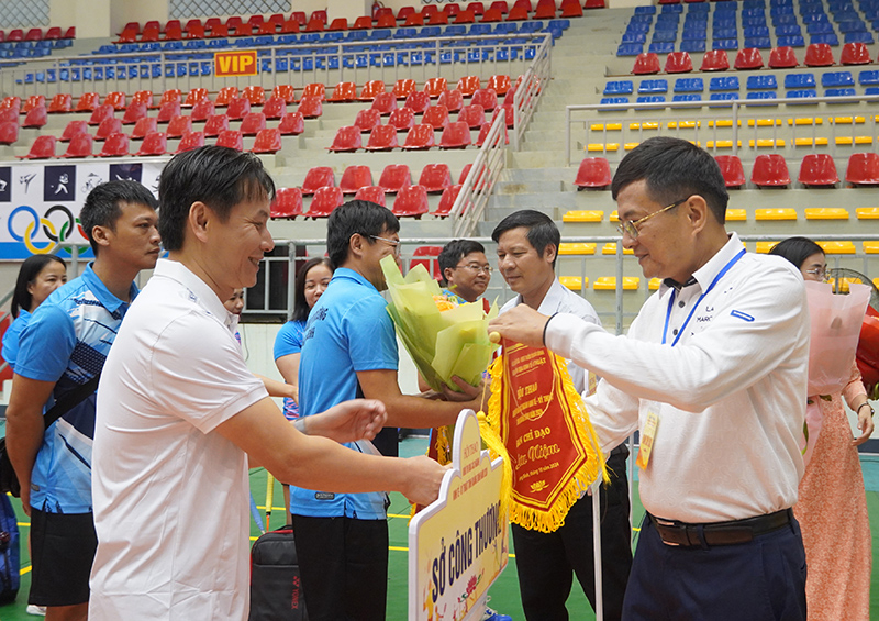 Đại diện Ban tổ chức tặng hoa, trao cờ lưu niệm cho các đơn vị tham gia hội thao.