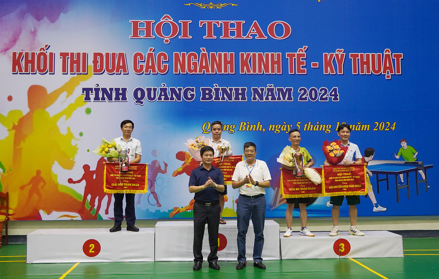 Ban tổ chức trao giải nhất, nhì, ba toàn đoàn cho các đơn vị giành nhiều thành tích xuất sắc tại hội thao.