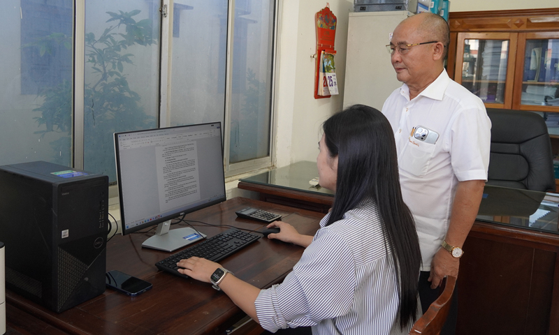 Doanh nhân Nguyễn Văn Quy triển khai công việc hàng ngày với cán bộ, nhân viên công ty. 