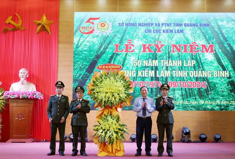 Đồng chí Trần Hải Châu, Phó Bí thư Thường trực Tỉnh ủy, Chủ tịch HĐND tỉnh tặng lẵng hoa chúc mừng tại lễ kỷ niệm.