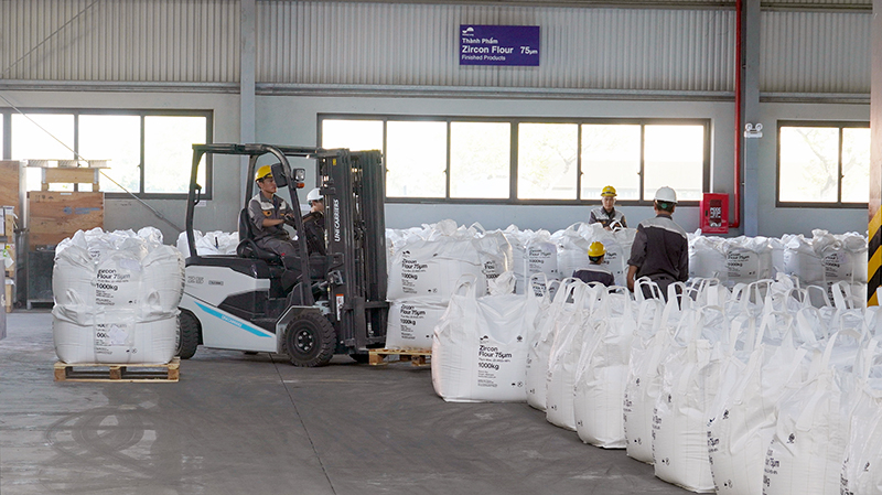 Dây chuyền sản xuất hiện đại của Nhà máy chế biến sâu quặng Titan-Công ty CP Khoáng sản Hoàng Long Quảng Bình tại Khu Công nghiệp cảng biển Hòn La.