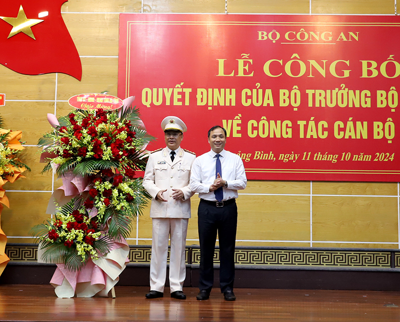 Đồng chí Hoàng Trung Dũng, Bí thư Tỉnh ủy Hà Tĩnh tặng hoa chúc mừng Đại tá Nguyễn Thanh Liêm