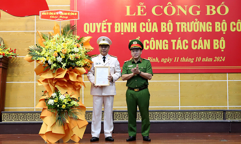 Thừa ủy quyền của Bộ trưởng Bộ Công an, đồng chí Trung tướng Nguyễn Văn Long trao Quyết định bổ nhiệm Giám đốc Công an tỉnh Quảng Bình cho đại tá Nguyễn Thanh Liêm.
