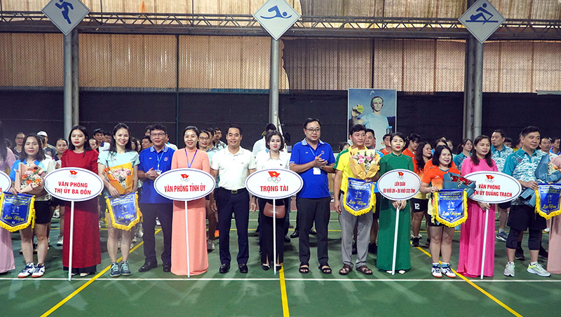 Các đồng chí trong Ban Tổ chức và đại diện nhà tài trợ trao cờ lưu niệm và tặng hoa chúc mừng các đội
