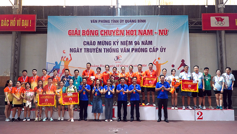 Các đồng chí trong Ban Tổ chức trao giải cho các đội