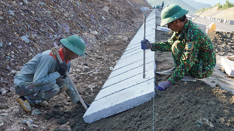Công nhân thi công rãnh thoát nước.