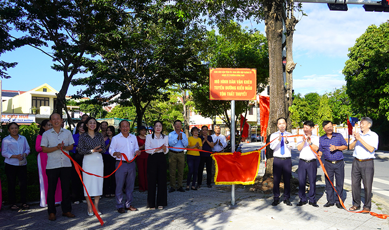 Đại diện lãnh đạo Ban Dân vận Tỉnh ủy, TP. Đồng Hới và phường Đồng Phú kéo băng khánh thành tuyến đường kiểu mẫu Tôn Thất Thuyết.