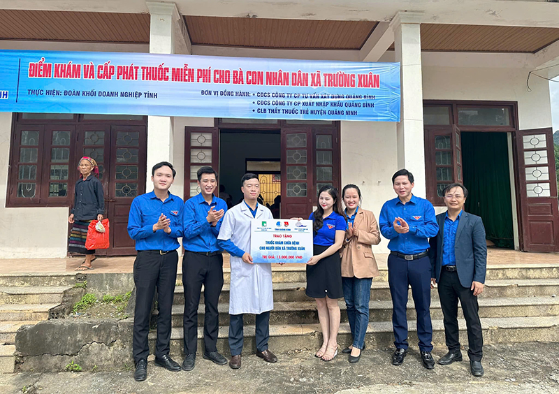 Đoàn viên, thanh niên huyện Quảng Ninh khám chữa bệnh cho người dân trên địa bàn xã Trường Xuân.
