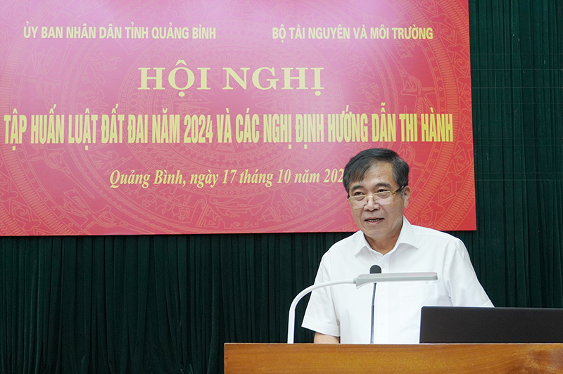  Đồng chí Phó Chủ tịch Thường trực UBND tỉnh Đoàn Ngọc Lâm phát biểu chỉ đạo tại hội nghị tập huấn.