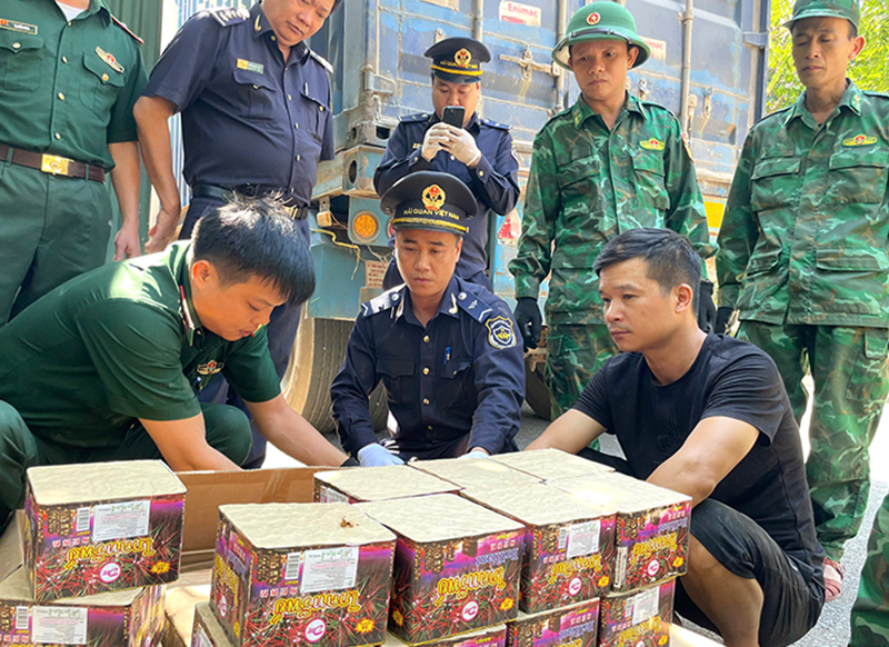 Kiểm đếm số pháo lậu tại hiện trường trước lời khai của đối tượng Vũ Đức Dương (áo phông đen bên phải).