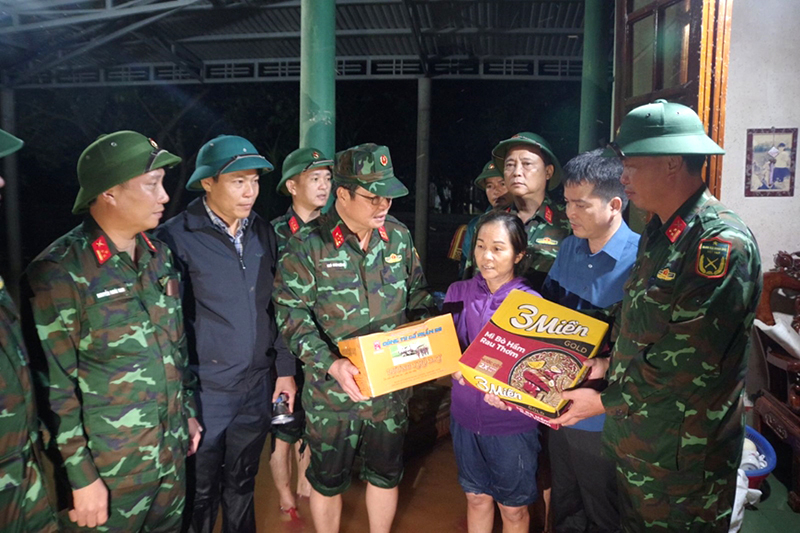 Đại tá Ngô Nam Cường, Phó Tư lệnh Quân khu 4 trao quà tặng người dân xã Mai Thủy, huyện Lệ Thủy. 