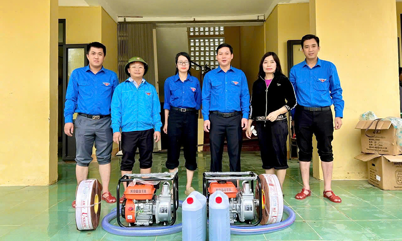 Tỉnh đoàn bàn giao 5 máy bơm cho huyện đoàn Quảng Ninh 