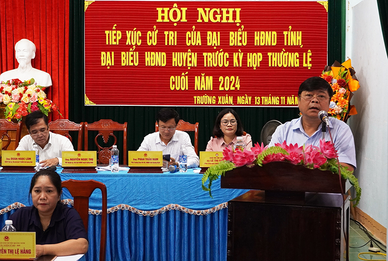 Đại diện lãnh đạo huyện Quảng Ninh giải trình một số kiến nghị của cử tri.