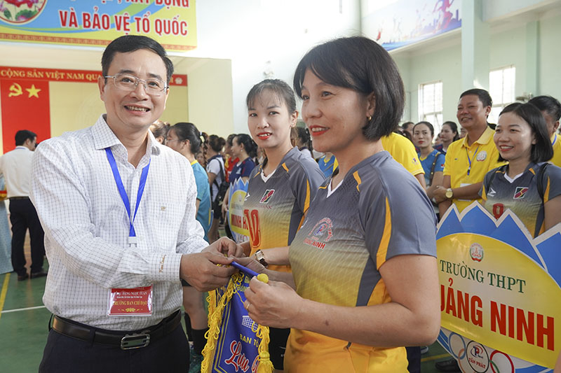 Ban tổ chức tặng cờ lưu niệm cho các đơn vị tham gia giải