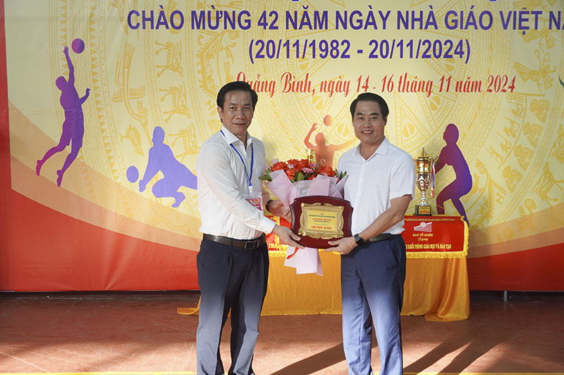 Ban tổ chức tặng quà niệm cho nhà tài trợ