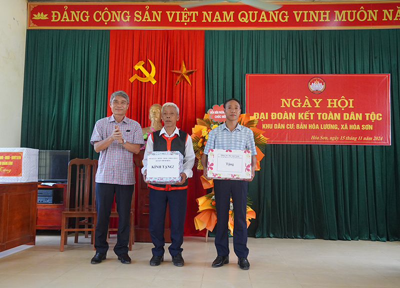 Lãnh đạo huyện Minh Hóa tặng quà cho khu dân cư bản Hóa Lương