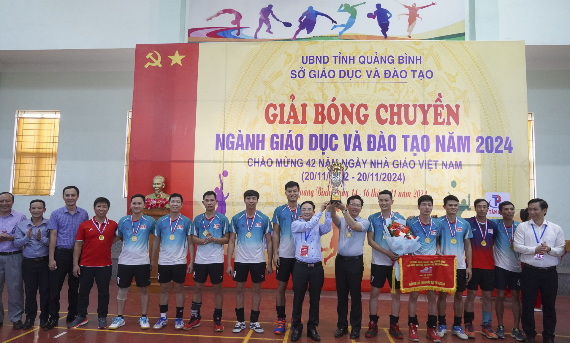 Ban Tổ chức trao giải nhất nội dung bóng chuyền nam khối phòng giáo dục