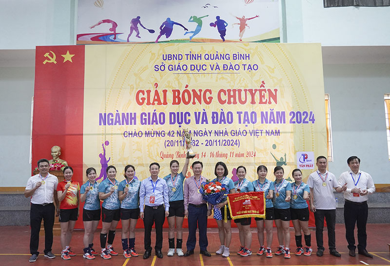 an Tổ chức trao giải nhất nội dung bóng chuyền nữ cho đội bóng thuộc Trường THPT Phan Đình Phùng