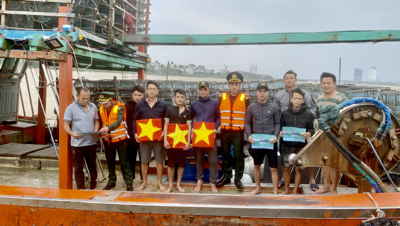 BĐBP tuyên truyền, hướng dẫn về chống khai thác IUU và tặng cờ Tổ quốc cho ngư dân.