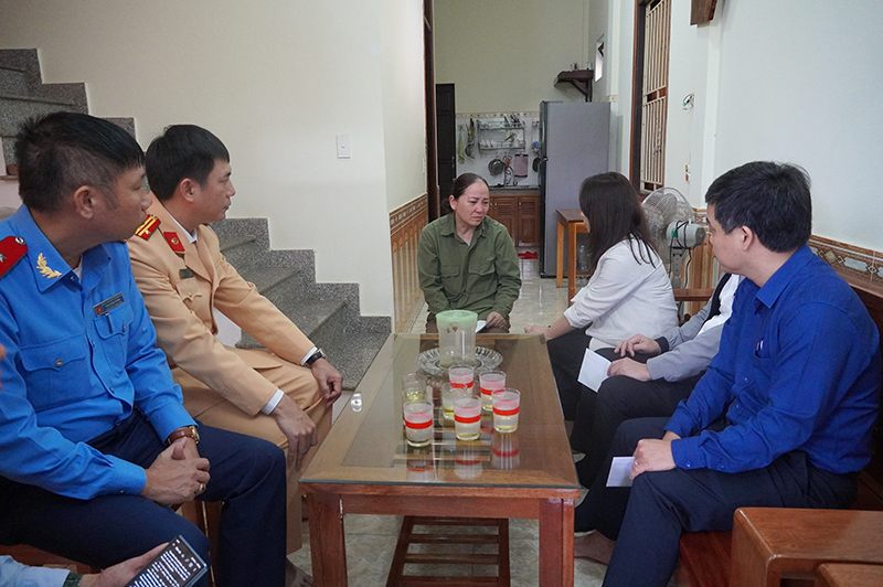 Đoàn đến thăm, chia sẻ và động viên các gia đình có người thân tử vong do TNGT tại phường Đồng Sơn (TP. Đồng Hới). 