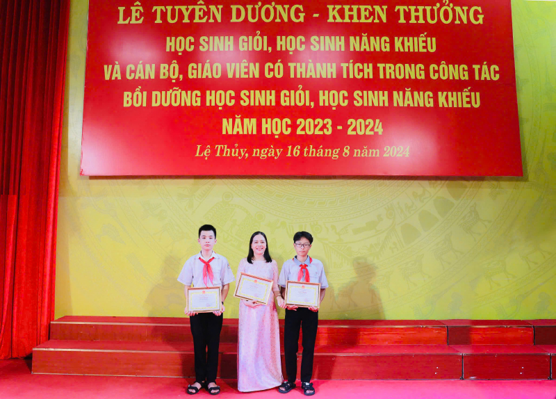 Em Trần Đức Phú tại lễ tuyên dương học sinh giỏi huyện Lệ Thuỷ.