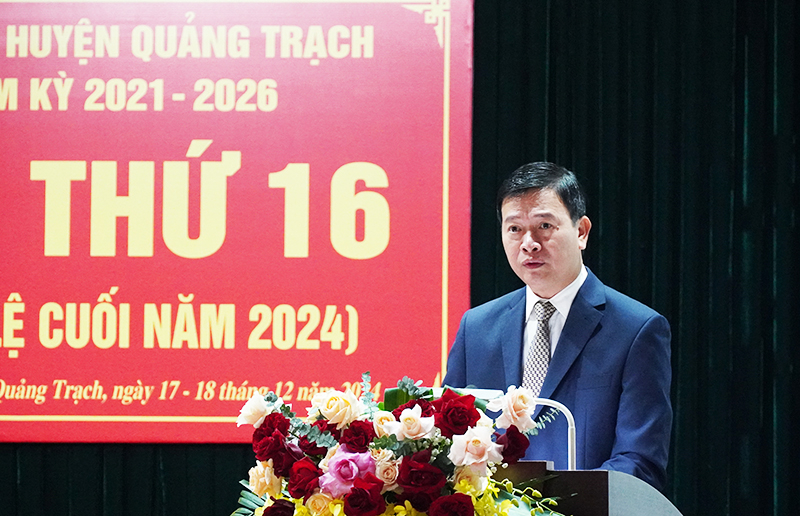 Đồng chí Bí thư Huyện uỷ Quảng Trạch Nguyễn Chí Thắng phát biểu tại đại hội.