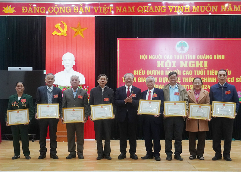 Lãnh đạo Hội Người cao tuổi tỉnh trao bằng khen của Chủ Chủ tịch UBND tỉnh cho cán bộ, hội viên Người cao tuổi vì có thành thành xuất sắc trong phong trào “Người cao tuổi tham gia xây dựng hệ thống chính trị cơ sở giai đoạn 2019-2024”.